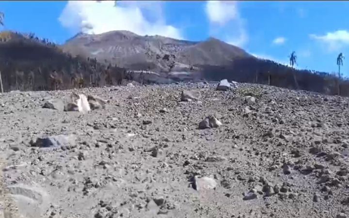 Partikel Halus Abu Vulkanik Dari Erupsi Gunung Yang Aktif