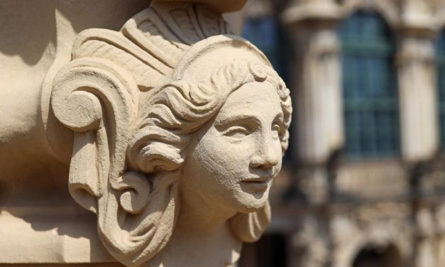 Tiga Dimensi Memiliki Karya Seni Patung Yang Di Ukir