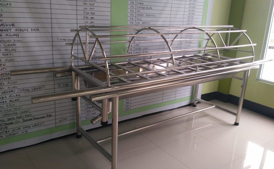 Peralatan Jenazah Menggunakan Sebuah Keranda Buatan