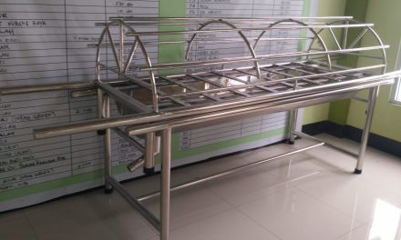 Peralatan Jenazah Menggunakan Sebuah Keranda Buatan