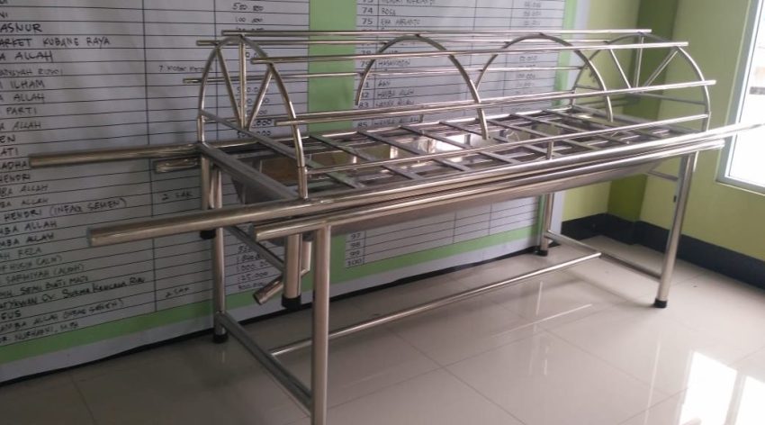 Peralatan Jenazah Menggunakan Sebuah Keranda Buatan