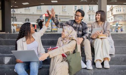 Sekelompok Orang Dengan Generasi Z Sesuai Tahun Kelahiran