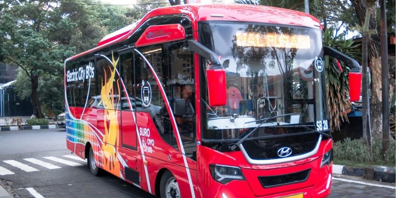 Transportasi Kendaraan Bermotor Sebuah Angkutan Umum Bus