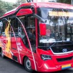 Transportasi Kendaraan Bermotor Sebuah Angkutan Umum Bus