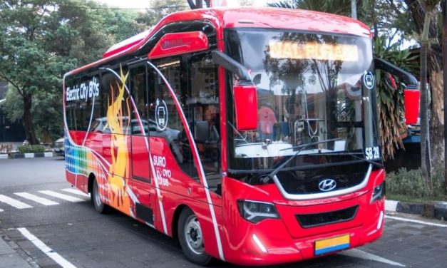 Transportasi Kendaraan Bermotor Sebuah Angkutan Umum Bus