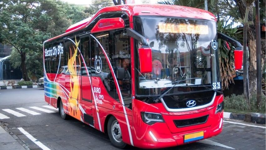 Transportasi Kendaraan Bermotor Sebuah Angkutan Umum Bus