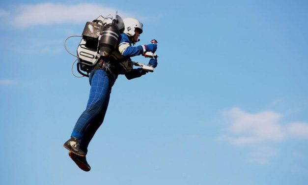 Penggunaan Alat Pribadi Jetpack Untuk Berterbangan