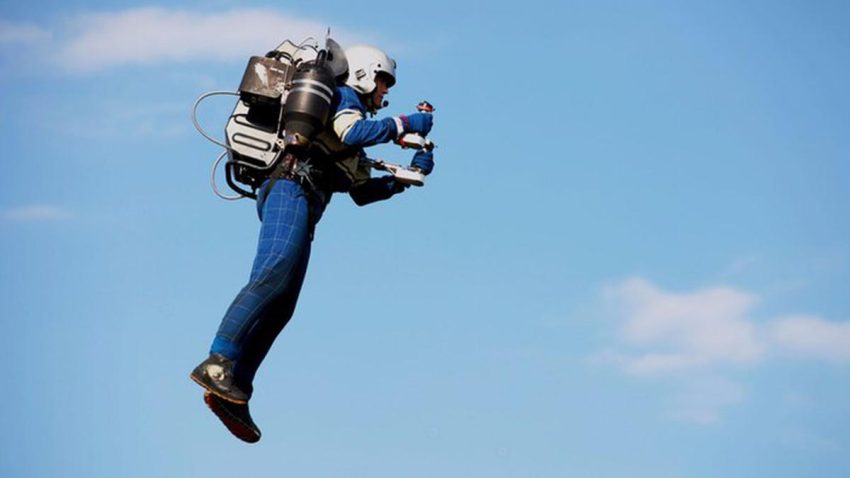 Penggunaan Alat Pribadi Jetpack Untuk Berterbangan