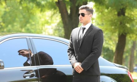 Seorang Pria Bodyguard Untuk Menjaga Seseorang Kemanapun