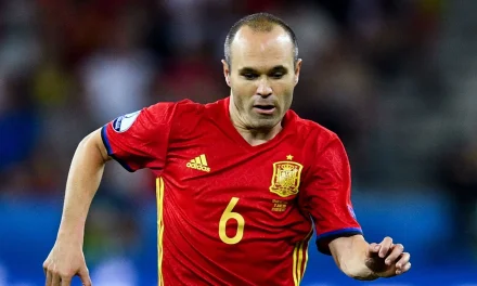 Pemain Spanyol Andres Iniesta Dalam Sepak Bola