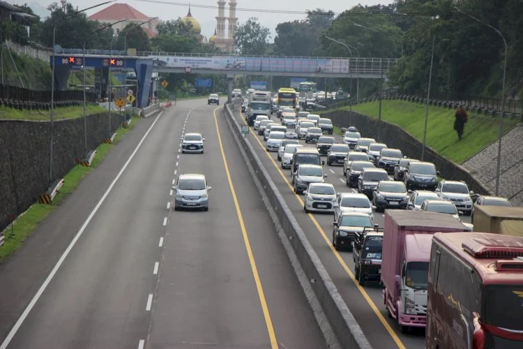 Pergerakan Kendaraan Pada Jalanan Sesuai Lalu Lintas