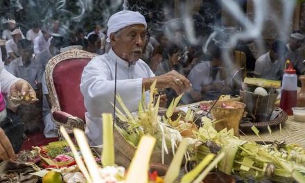 Tokoh Utama Dalam Sebuah Pemangku Adat