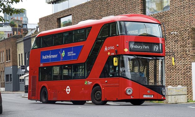 Transportasi Umum Kendaraan Bus Dengan Muatan Banyak Orang