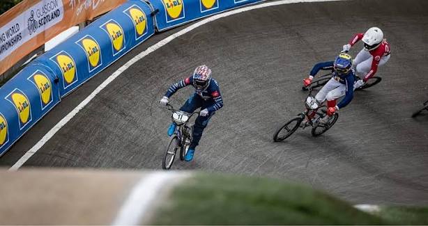Olahraga Keren BMX Dengan Sepeda Berukuran Kecil