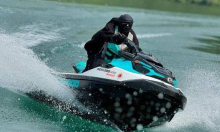 Kendaraan Cepat Jetski Di Sebuah Perairan