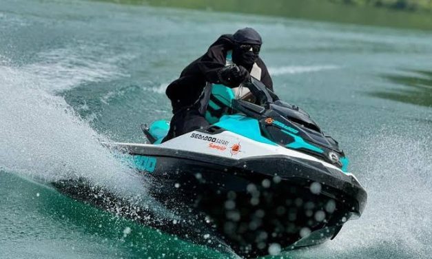 Kendaraan Cepat Jetski Di Sebuah Perairan