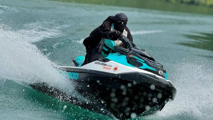 Kendaraan Cepat Jetski Di Sebuah Perairan