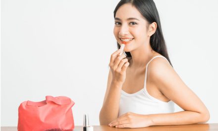 Produk Kosmetik Lipstik Untuk Pemakaian Perempuan