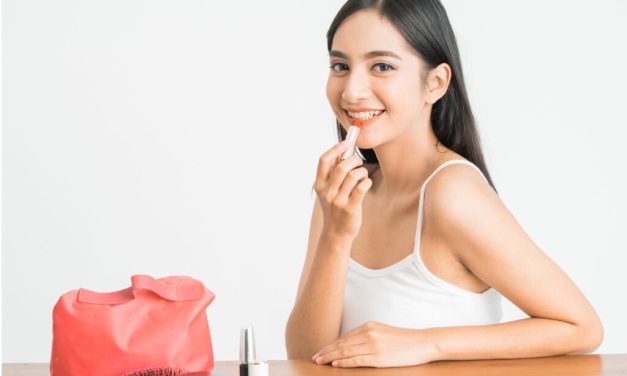 Produk Kosmetik Lipstik Untuk Pemakaian Perempuan