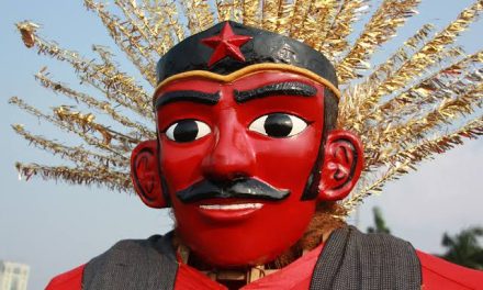 Boneka Besar Betawi Sebuah Ondel Ondel