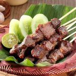 Makanan Potongan Daging Yang Di Tusuk Dan Bakar