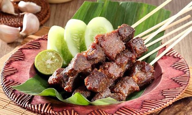 Makanan Potongan Daging Yang Di Tusuk Dan Bakar