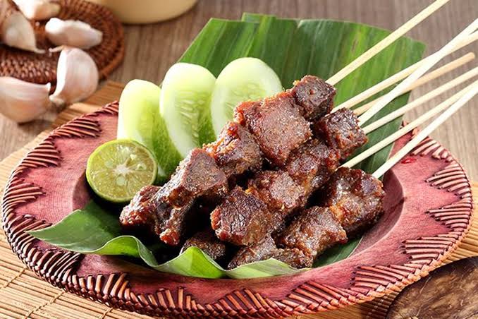 Makanan Potongan Daging Yang Di Tusuk Dan Bakar