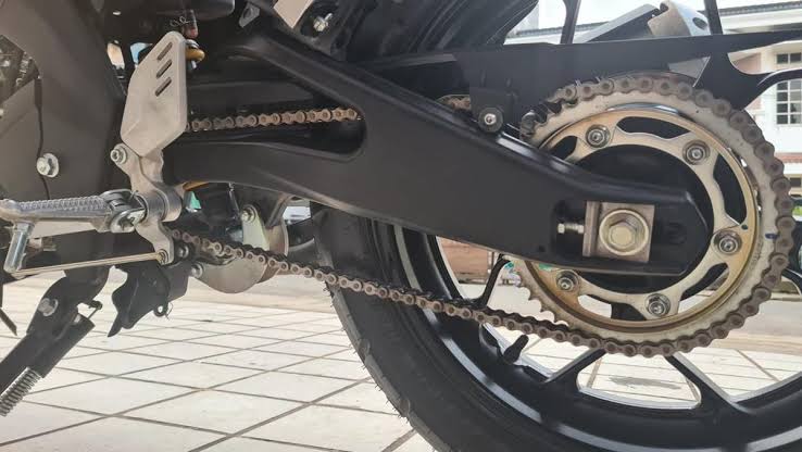 Sebuah Bulatan Gerigi Pada Roda Atau Gir Motor
