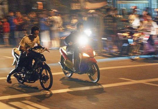 Trek Balapan Liar Motor Oleh Anak Muda